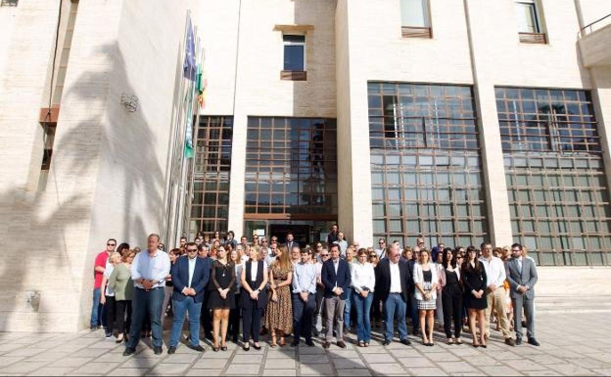 El Ayuntamiento ejidense durante el minuto de silencio por el fallecimiento del menor.