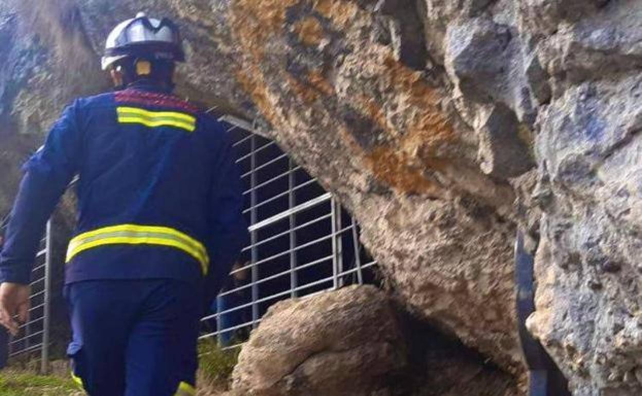 Bomberos forales se acercan a la cueva de Mairulegorreta. 