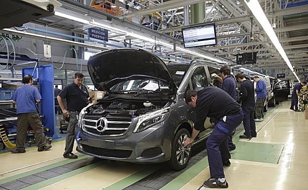 Trabajadores , en una fábrica de coches.