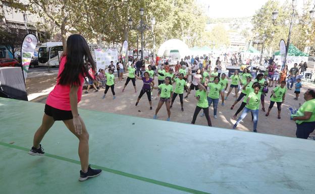 Varias decenas de granadinos participan en una exhibición de zumba. 