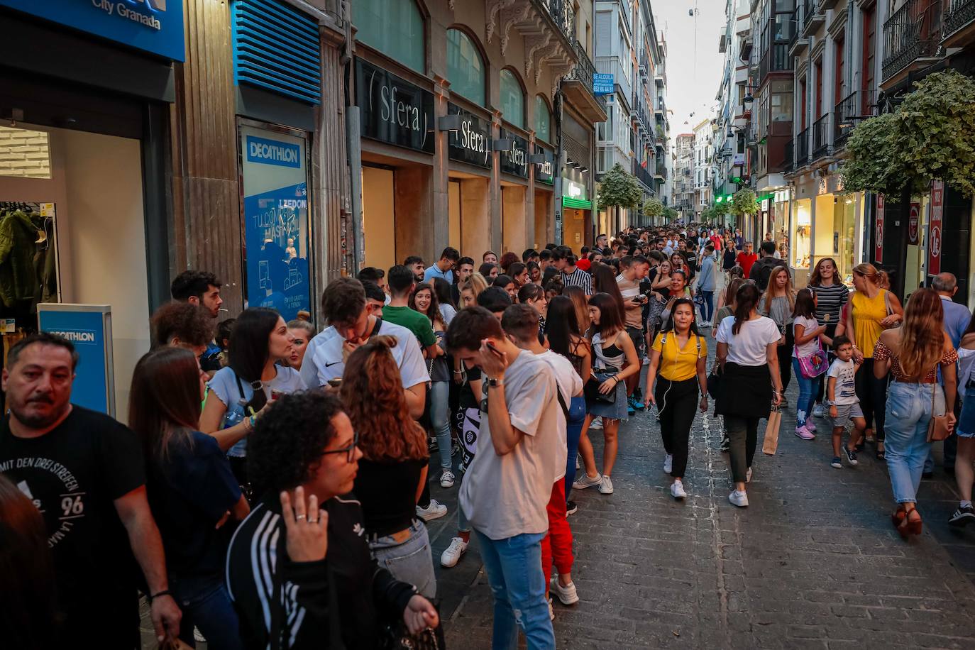 Ambos artistas se dieron en la noche del viernes la mano ante una Granada atiborrada de seguidores 