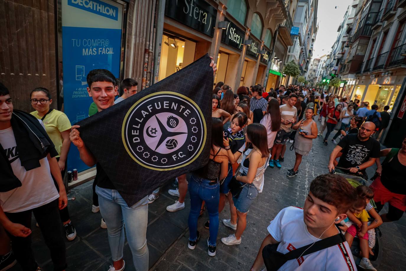 Ambos artistas se dieron en la noche del viernes la mano ante una Granada atiborrada de seguidores 