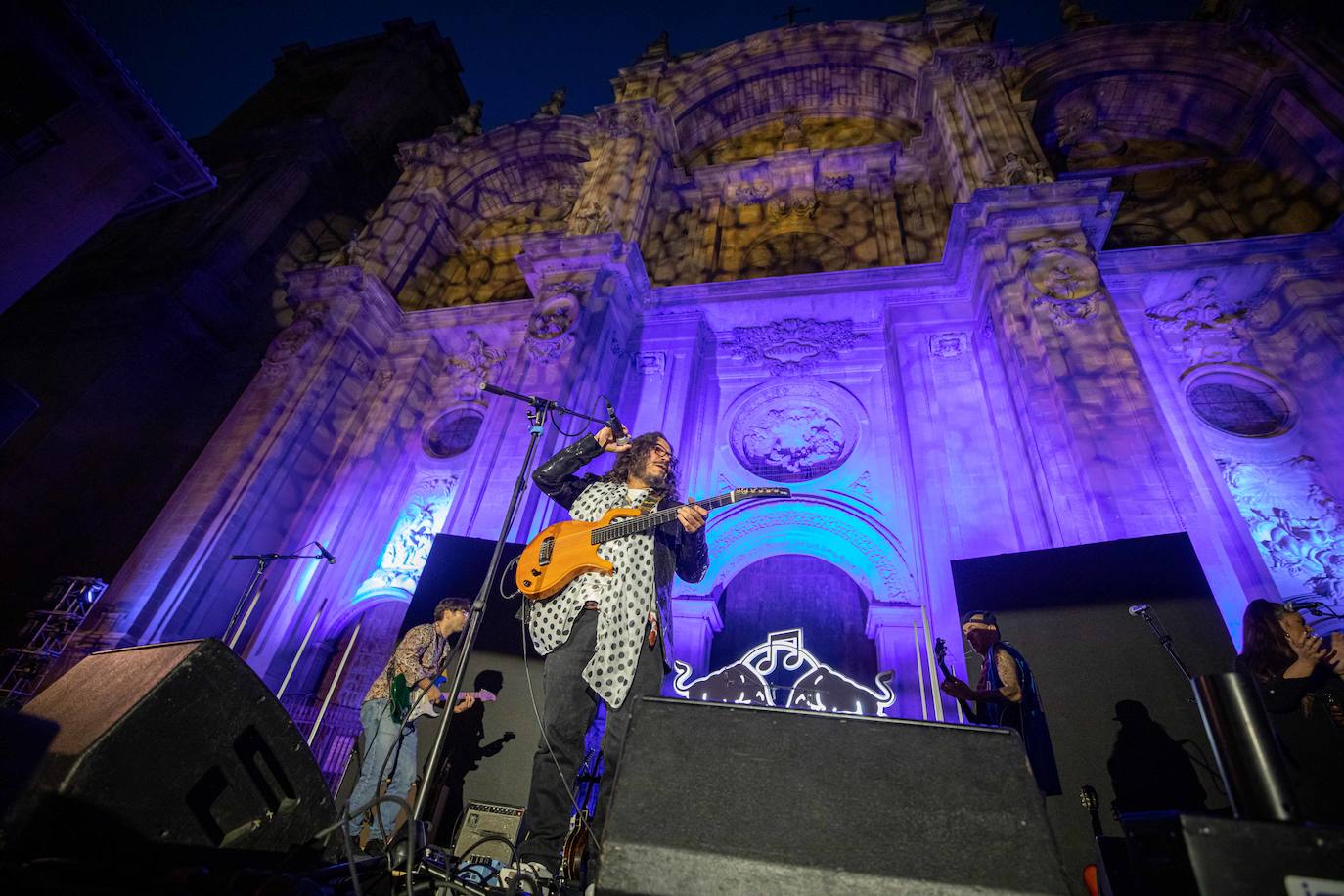 Ambos artistas se dieron en la noche del viernes la mano ante una Granada atiborrada de seguidores 