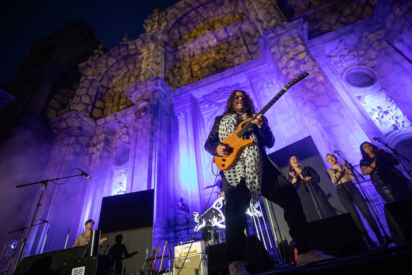 Ambos artistas se dieron en la noche del viernes la mano ante una Granada atiborrada de seguidores 