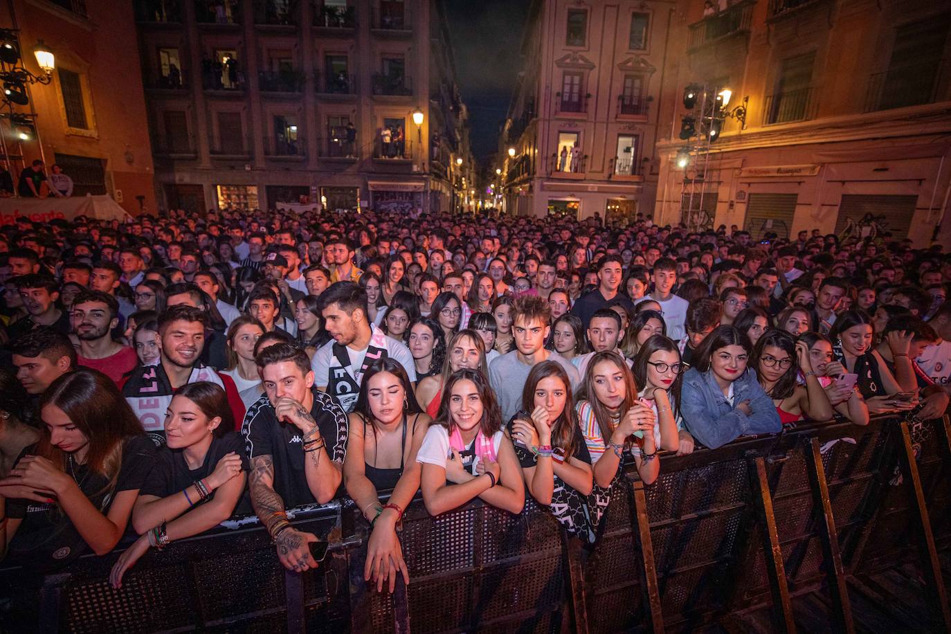 Ambos artistas se dieron en la noche del viernes la mano ante una Granada atiborrada de seguidores 