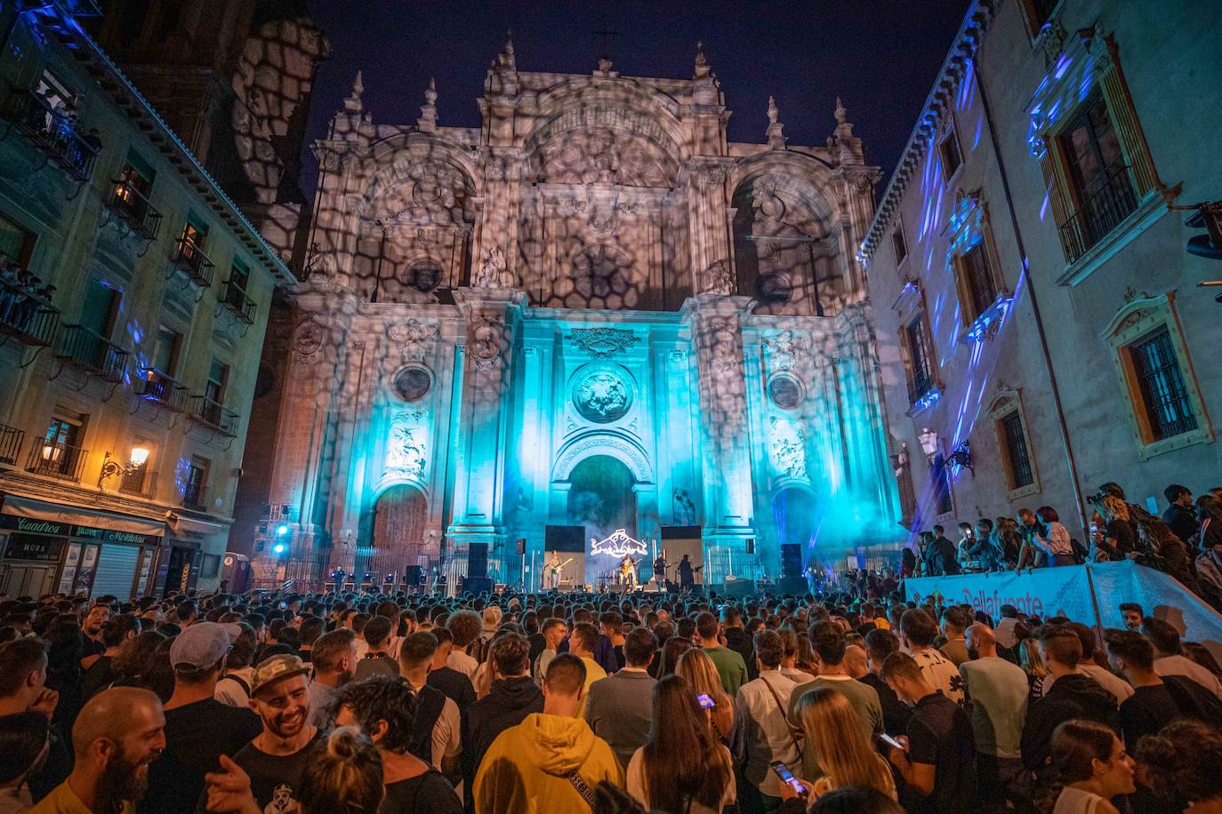 Ambos artistas se dieron en la noche del viernes la mano ante una Granada atiborrada de seguidores 