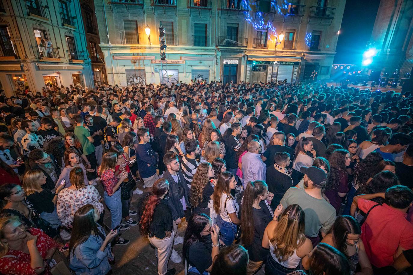 Ambos artistas se dieron en la noche del viernes la mano ante una Granada atiborrada de seguidores 