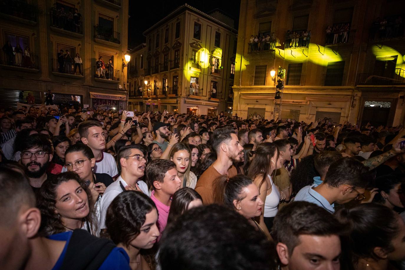 Ambos artistas se dieron en la noche del viernes la mano ante una Granada atiborrada de seguidores 