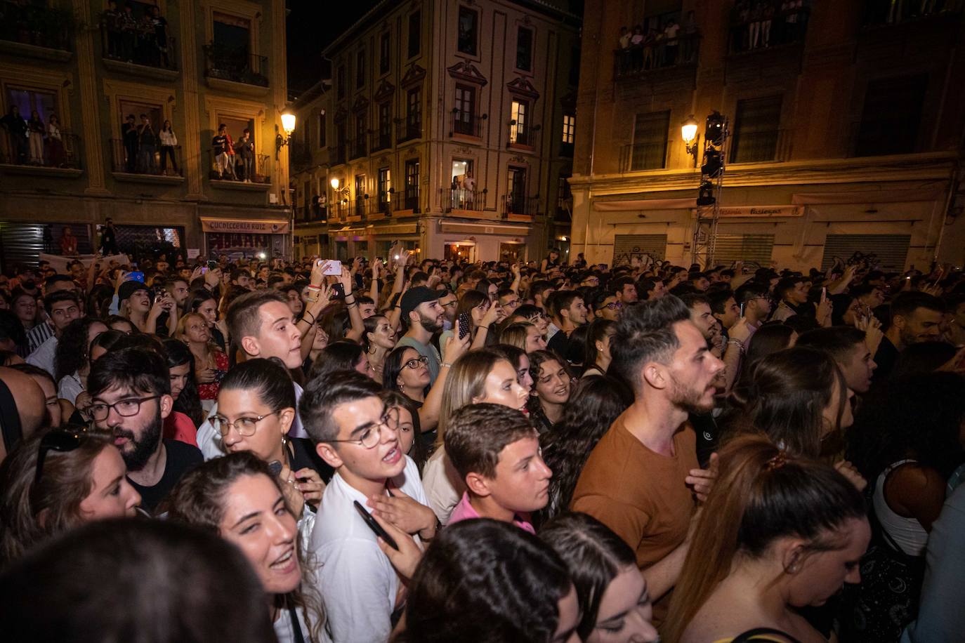 Ambos artistas se dieron en la noche del viernes la mano ante una Granada atiborrada de seguidores 