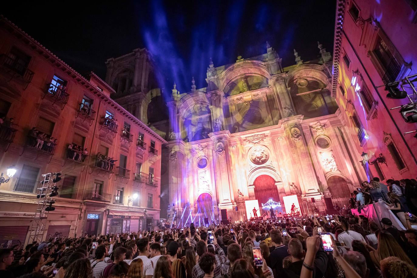 Ambos artistas se dieron en la noche del viernes la mano ante una Granada atiborrada de seguidores 