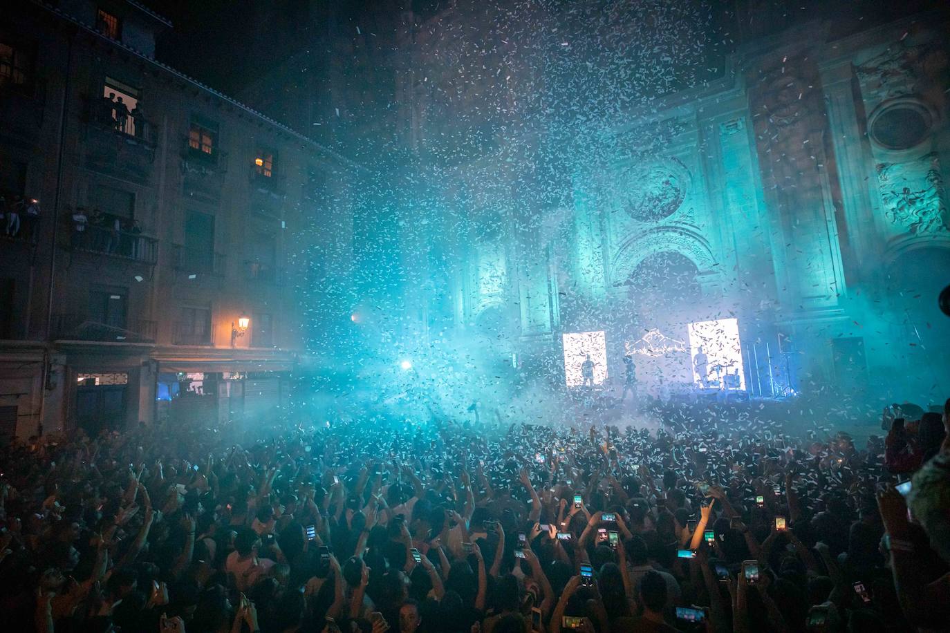 Ambos artistas se dieron en la noche del viernes la mano ante una Granada atiborrada de seguidores 