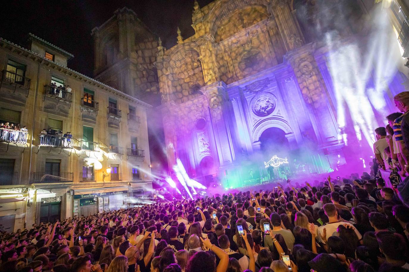 Ambos artistas se dieron en la noche del viernes la mano ante una Granada atiborrada de seguidores 