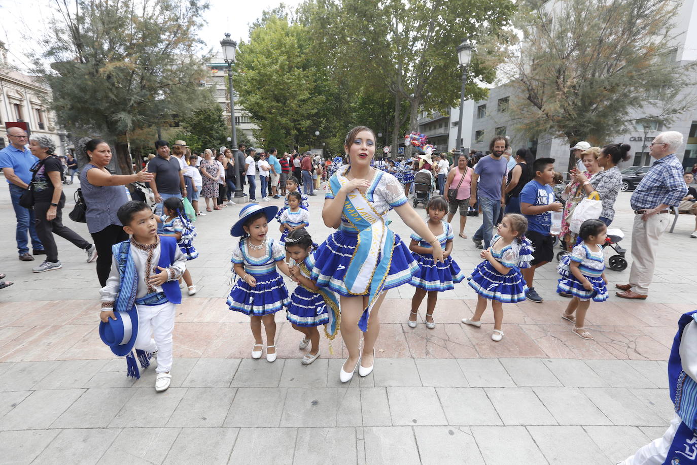 Granada ha conmemorado este sábado el descubrimiento de América con un homenaje en la tumba de los Reyes Católicos y una procesión cívico religiosa que ha precedido, por sexto año, al denominado Desfile del Mestizaje