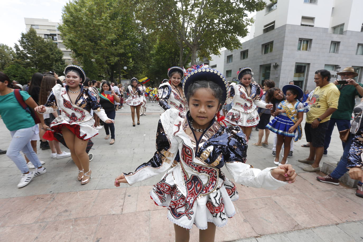 Granada ha conmemorado este sábado el descubrimiento de América con un homenaje en la tumba de los Reyes Católicos y una procesión cívico religiosa que ha precedido, por sexto año, al denominado Desfile del Mestizaje
