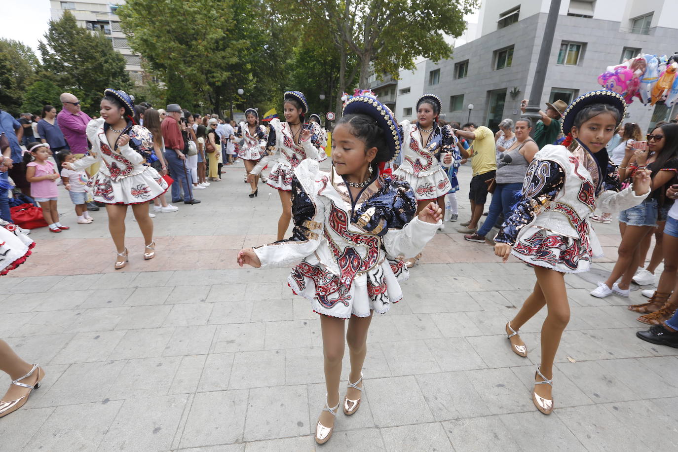 Granada ha conmemorado este sábado el descubrimiento de América con un homenaje en la tumba de los Reyes Católicos y una procesión cívico religiosa que ha precedido, por sexto año, al denominado Desfile del Mestizaje