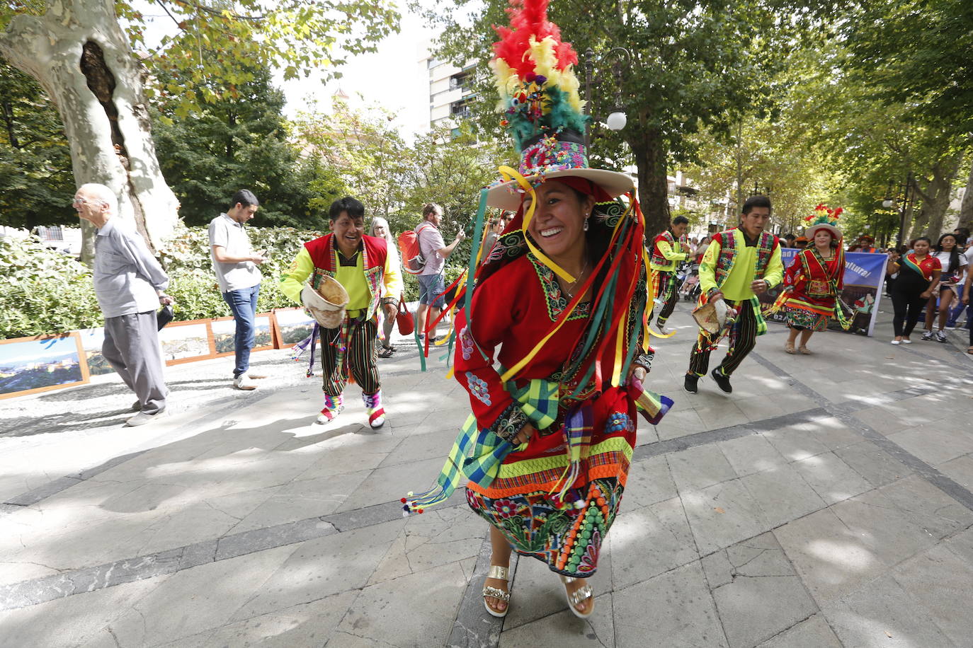 Granada ha conmemorado este sábado el descubrimiento de América con un homenaje en la tumba de los Reyes Católicos y una procesión cívico religiosa que ha precedido, por sexto año, al denominado Desfile del Mestizaje