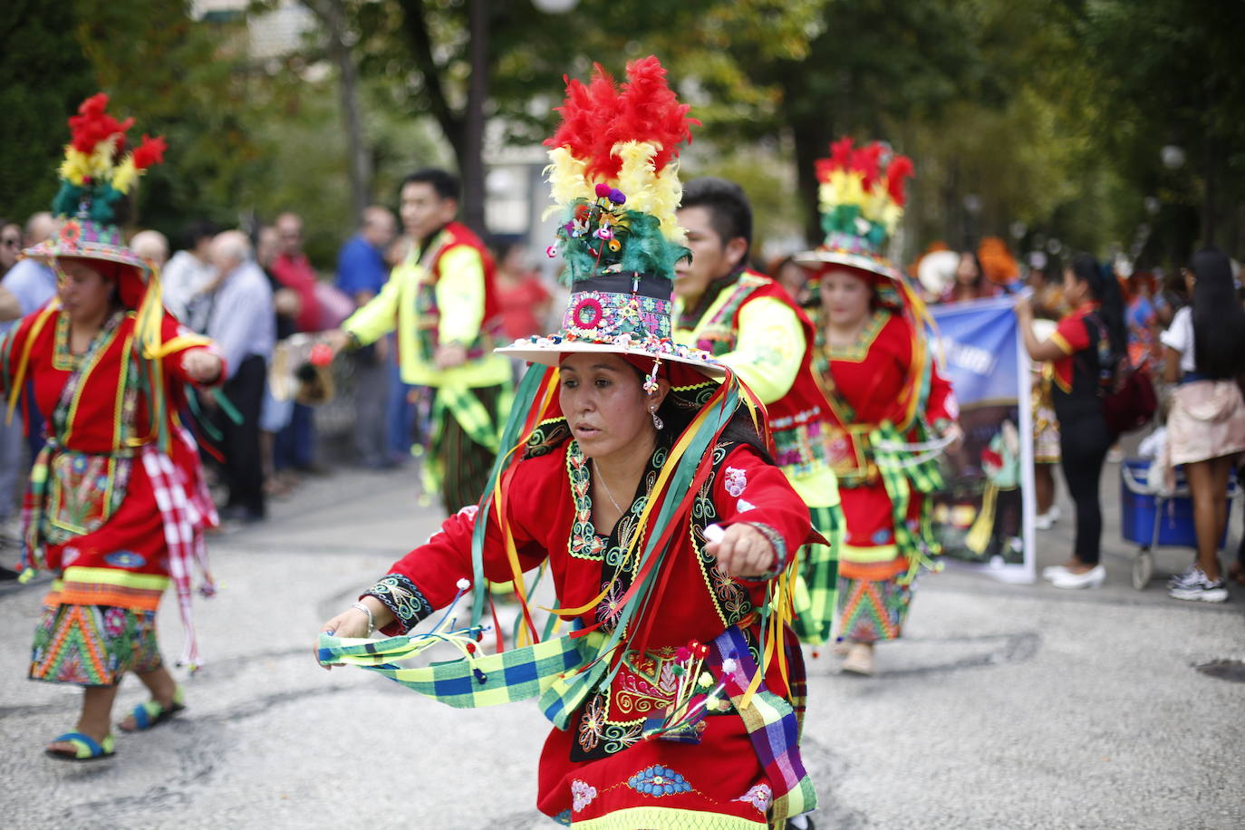 Granada ha conmemorado este sábado el descubrimiento de América con un homenaje en la tumba de los Reyes Católicos y una procesión cívico religiosa que ha precedido, por sexto año, al denominado Desfile del Mestizaje
