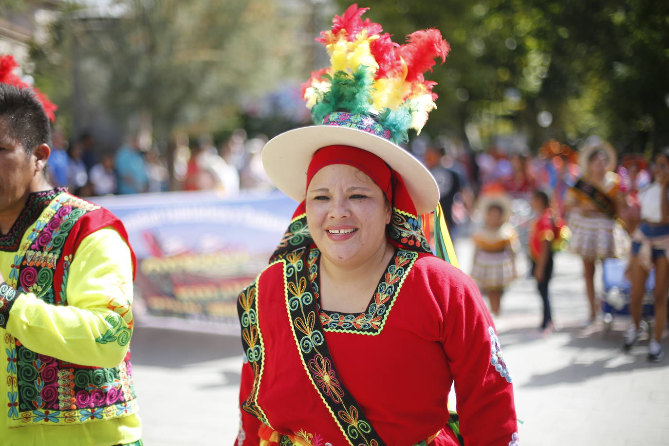 Granada ha conmemorado este sábado el descubrimiento de América con un homenaje en la tumba de los Reyes Católicos y una procesión cívico religiosa que ha precedido, por sexto año, al denominado Desfile del Mestizaje