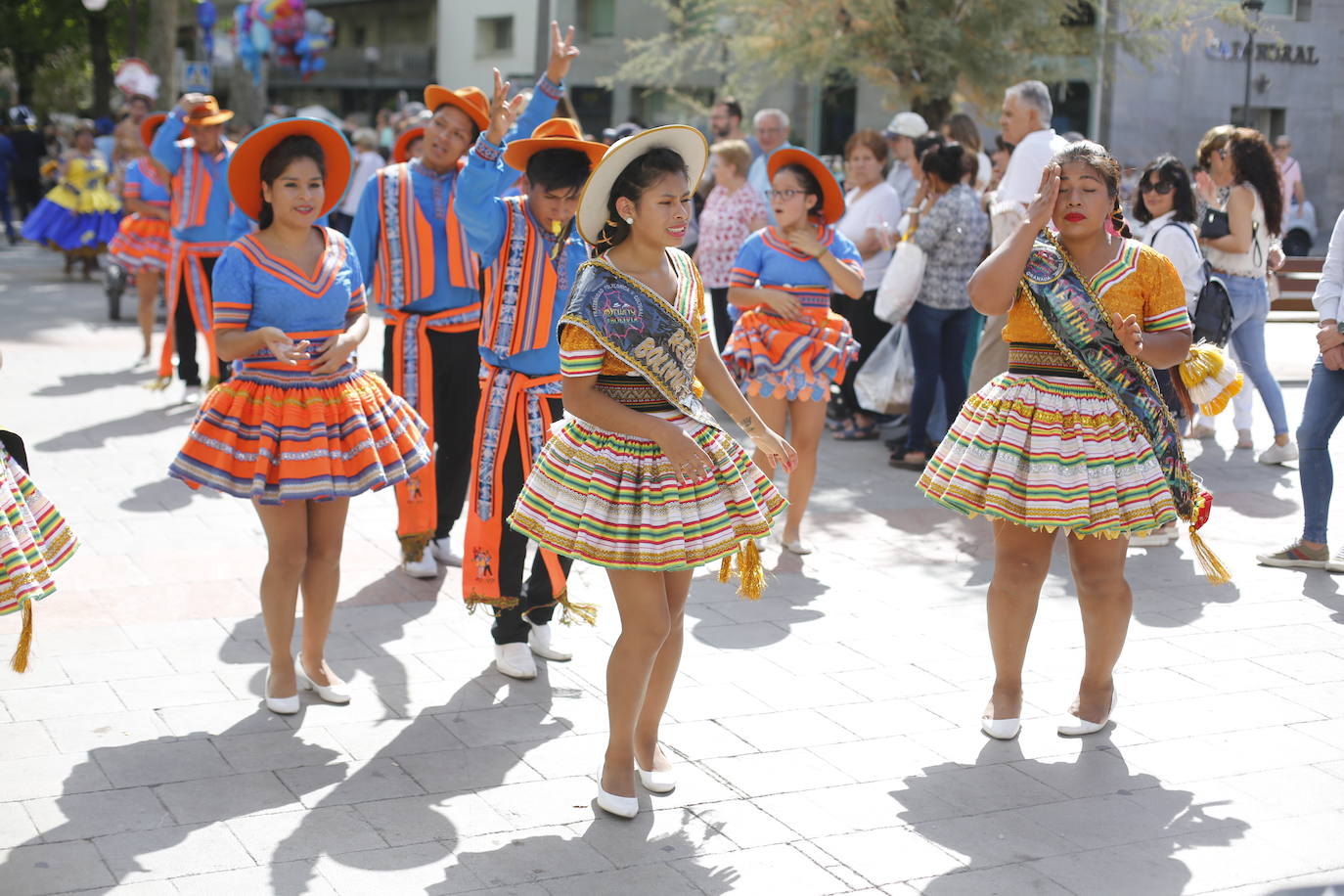 Granada ha conmemorado este sábado el descubrimiento de América con un homenaje en la tumba de los Reyes Católicos y una procesión cívico religiosa que ha precedido, por sexto año, al denominado Desfile del Mestizaje