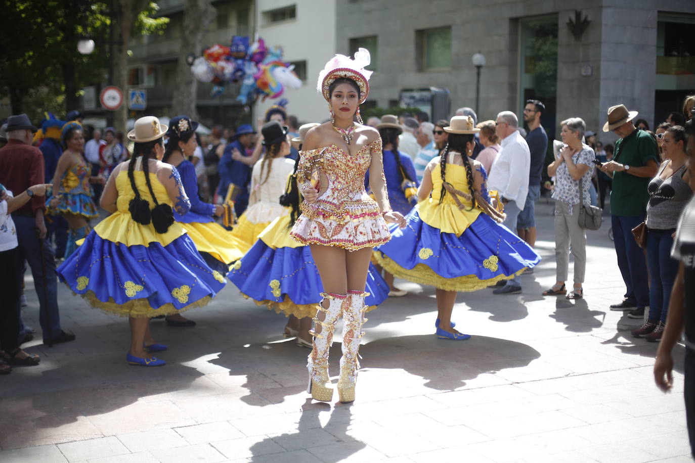 Granada ha conmemorado este sábado el descubrimiento de América con un homenaje en la tumba de los Reyes Católicos y una procesión cívico religiosa que ha precedido, por sexto año, al denominado Desfile del Mestizaje