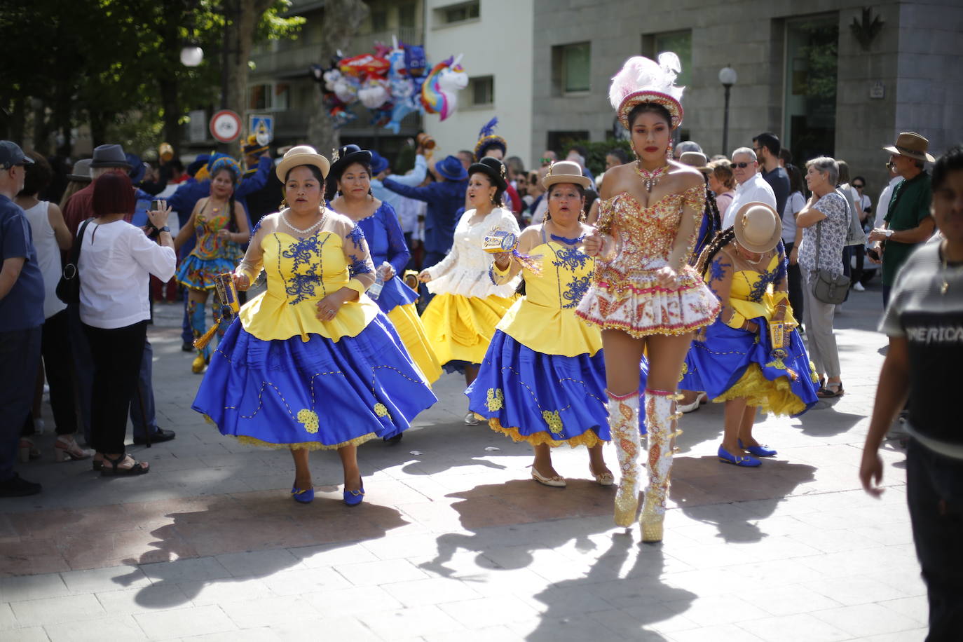 Granada ha conmemorado este sábado el descubrimiento de América con un homenaje en la tumba de los Reyes Católicos y una procesión cívico religiosa que ha precedido, por sexto año, al denominado Desfile del Mestizaje