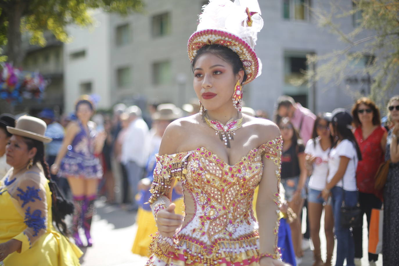 Granada ha conmemorado este sábado el descubrimiento de América con un homenaje en la tumba de los Reyes Católicos y una procesión cívico religiosa que ha precedido, por sexto año, al denominado Desfile del Mestizaje