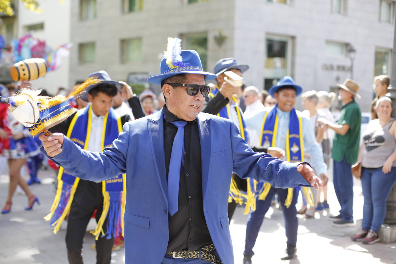 Granada ha conmemorado este sábado el descubrimiento de América con un homenaje en la tumba de los Reyes Católicos y una procesión cívico religiosa que ha precedido, por sexto año, al denominado Desfile del Mestizaje