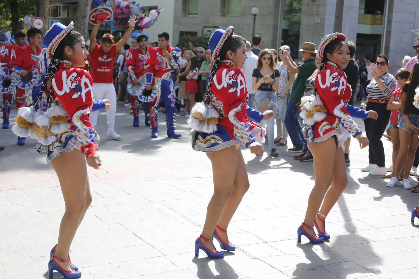 Granada ha conmemorado este sábado el descubrimiento de América con un homenaje en la tumba de los Reyes Católicos y una procesión cívico religiosa que ha precedido, por sexto año, al denominado Desfile del Mestizaje