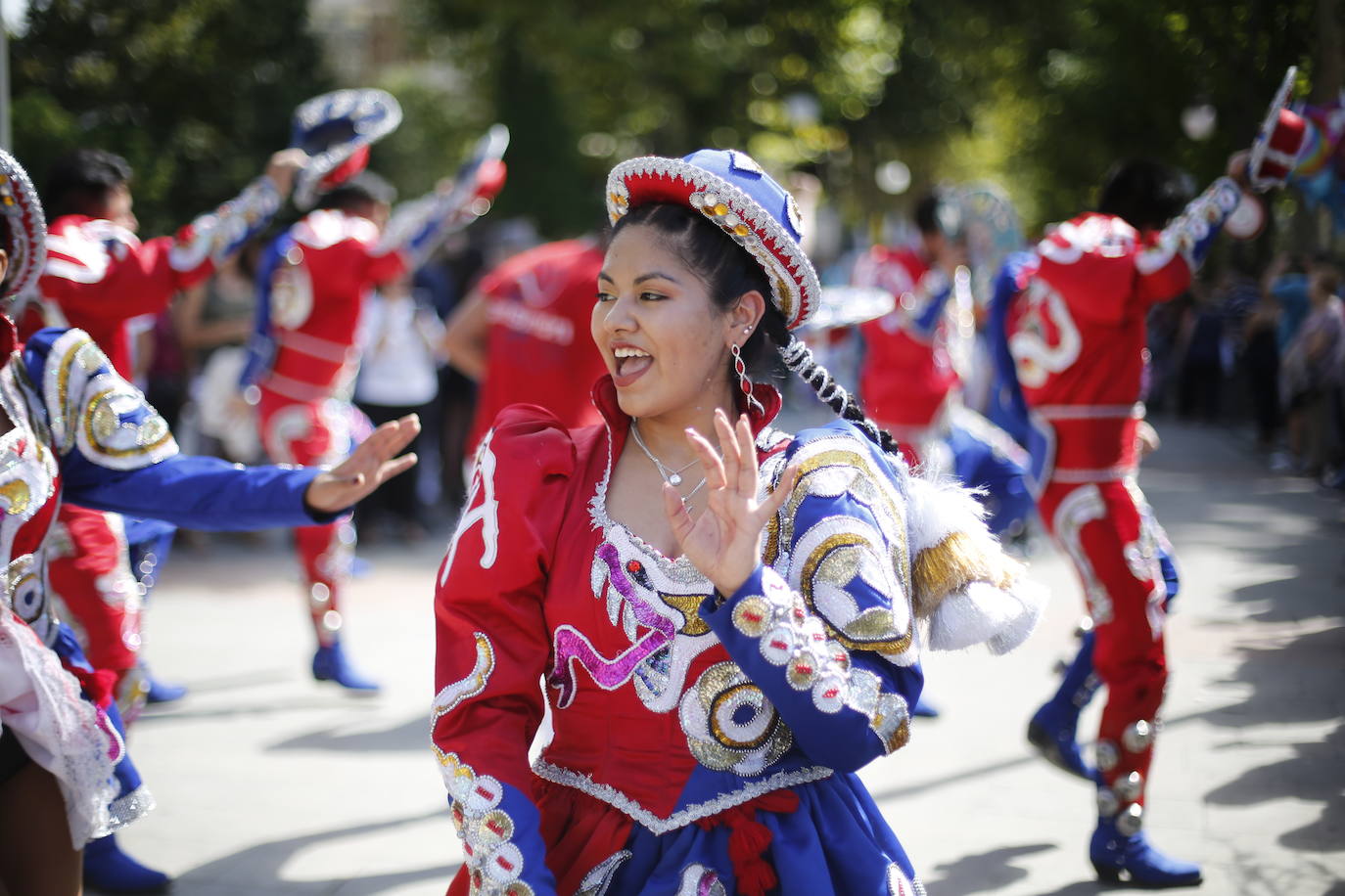 Granada ha conmemorado este sábado el descubrimiento de América con un homenaje en la tumba de los Reyes Católicos y una procesión cívico religiosa que ha precedido, por sexto año, al denominado Desfile del Mestizaje