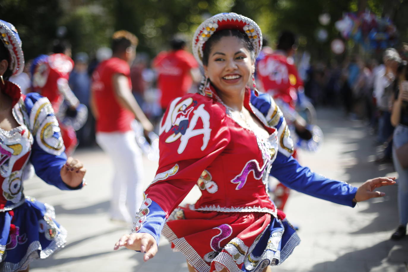 Granada ha conmemorado este sábado el descubrimiento de América con un homenaje en la tumba de los Reyes Católicos y una procesión cívico religiosa que ha precedido, por sexto año, al denominado Desfile del Mestizaje
