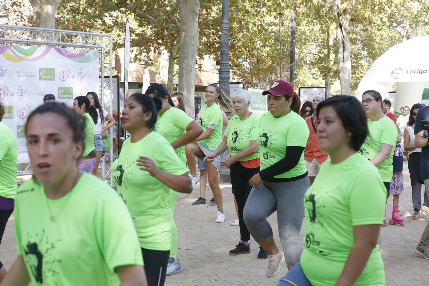 El evento ha salido a las calles de Granada en donde se ha podido hacer ejercicio de la mano del Foro Universo Mujer 