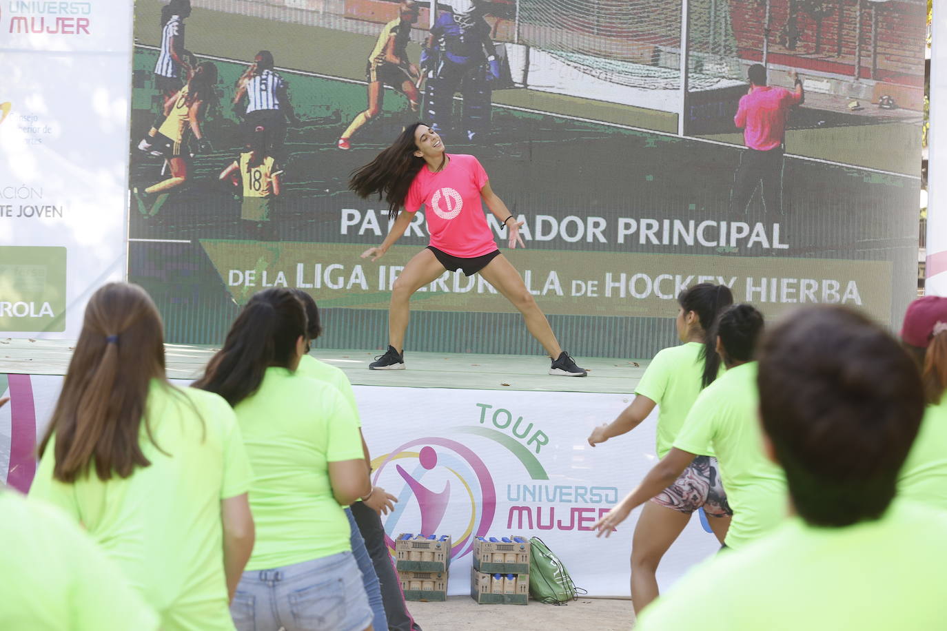 El evento ha salido a las calles de Granada en donde se ha podido hacer ejercicio de la mano del Foro Universo Mujer 