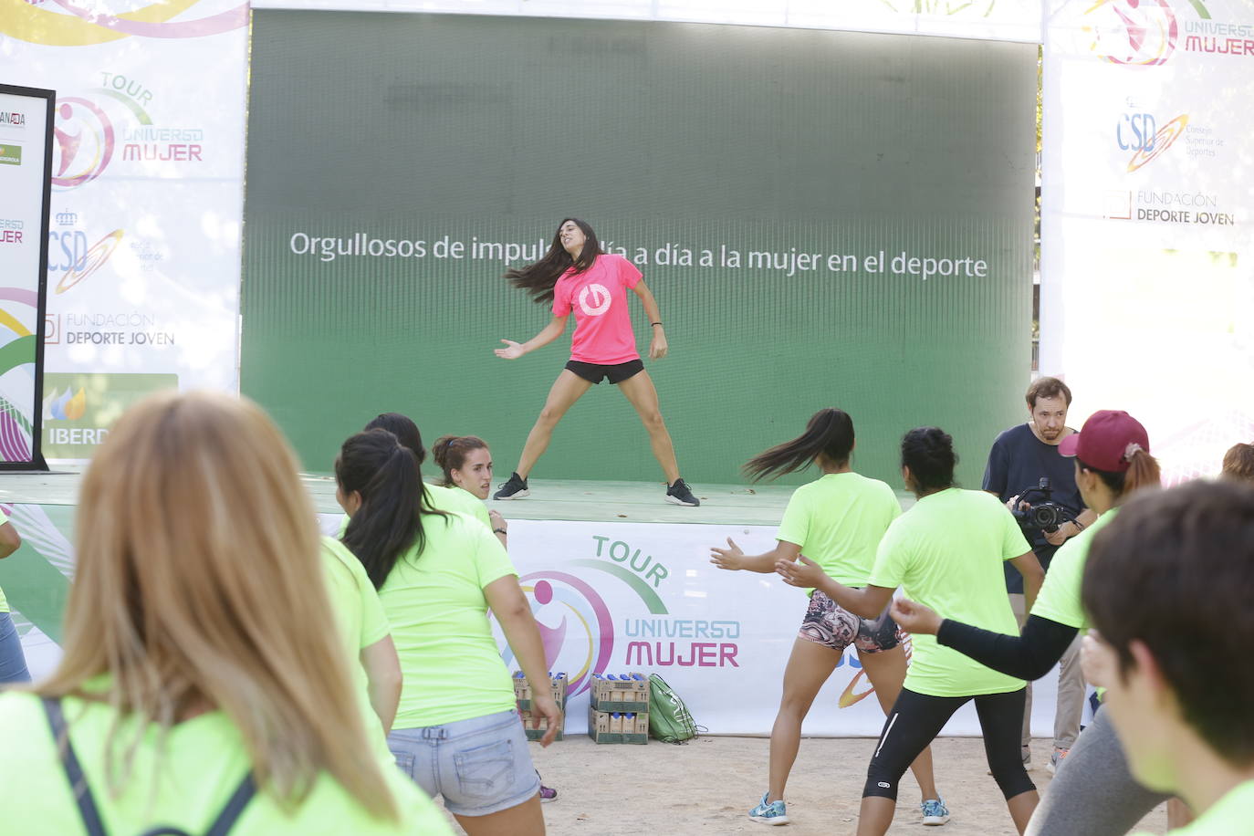 El evento ha salido a las calles de Granada en donde se ha podido hacer ejercicio de la mano del Foro Universo Mujer 