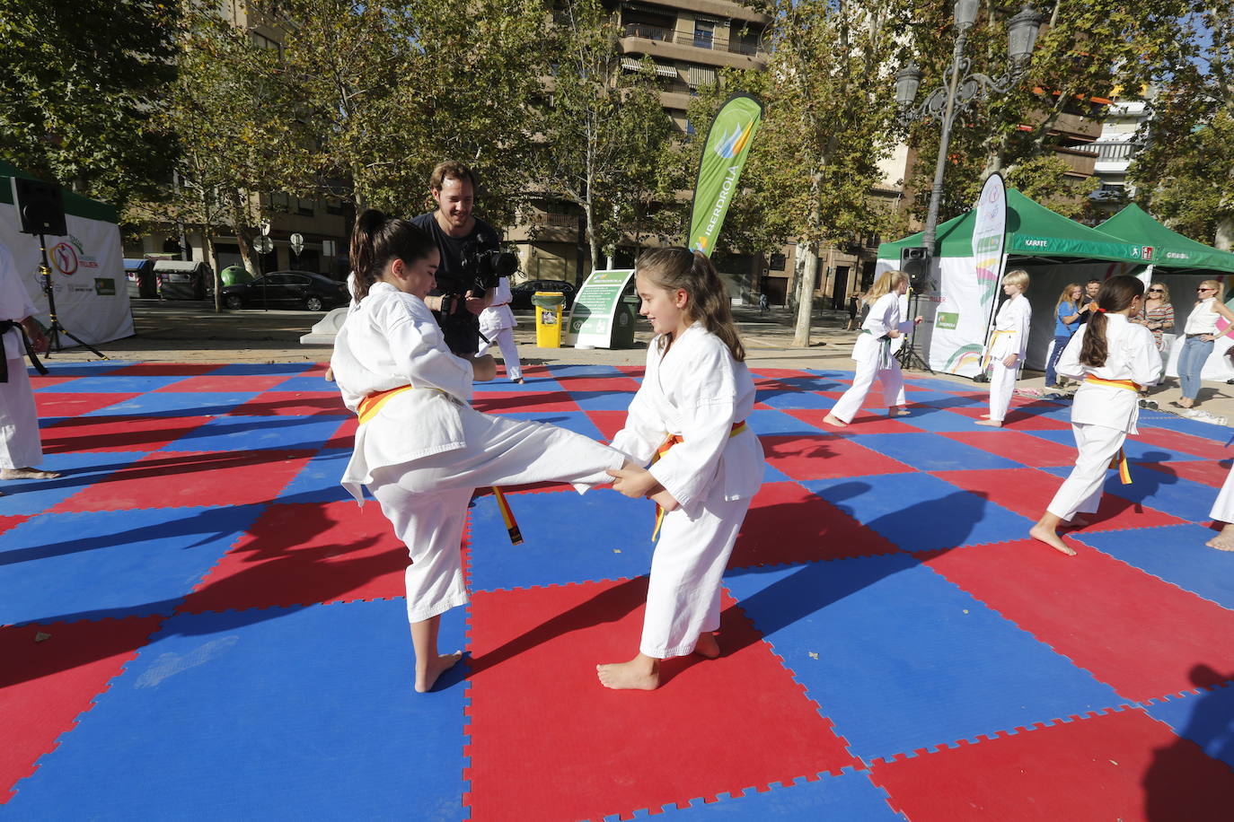 El evento ha salido a las calles de Granada en donde se ha podido hacer ejercicio de la mano del Foro Universo Mujer 