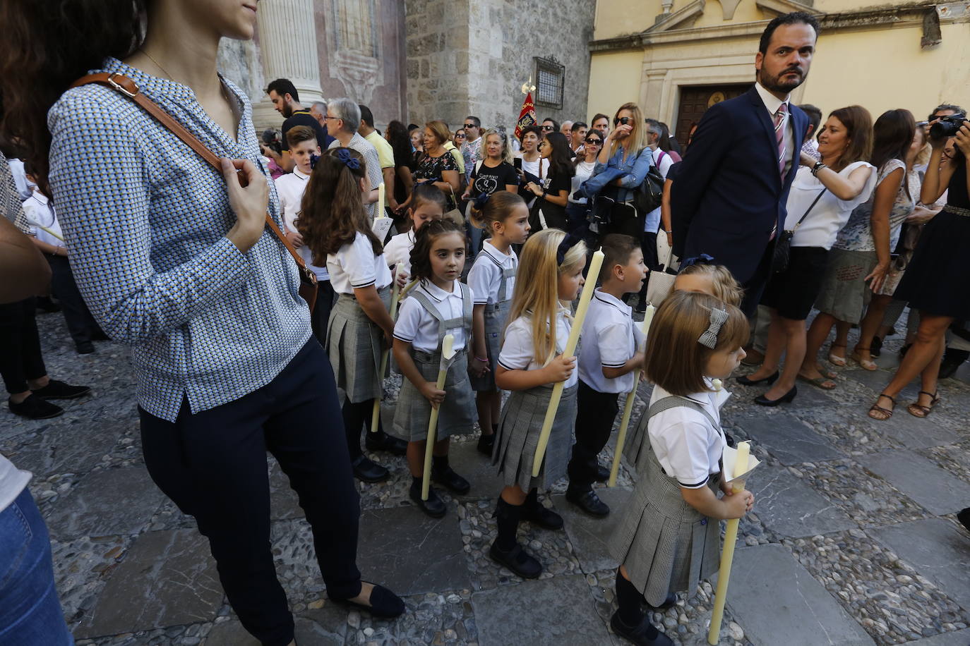 Como es tradicional cada 12 de octubre y coincidiendo con la fiesta de la Hispanidad y Nacional de España, se desarrolla la procesión en la que este año la Virgen no ha llevado manto alguno sino que ha ido con su vestimenta tradicional de plata 