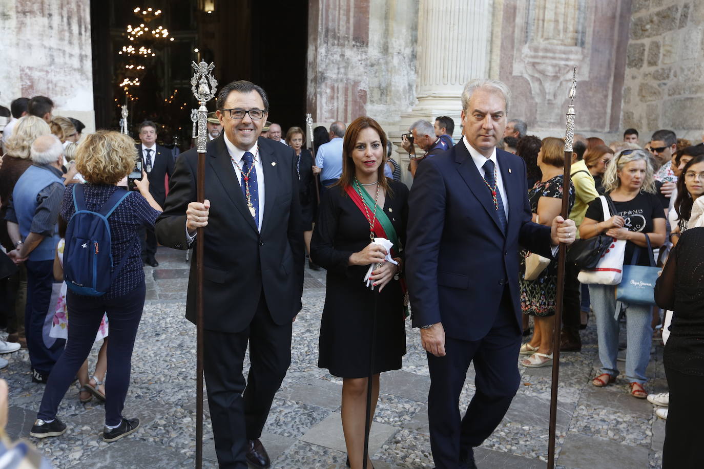 Como es tradicional cada 12 de octubre y coincidiendo con la fiesta de la Hispanidad y Nacional de España, se desarrolla la procesión en la que este año la Virgen no ha llevado manto alguno sino que ha ido con su vestimenta tradicional de plata 