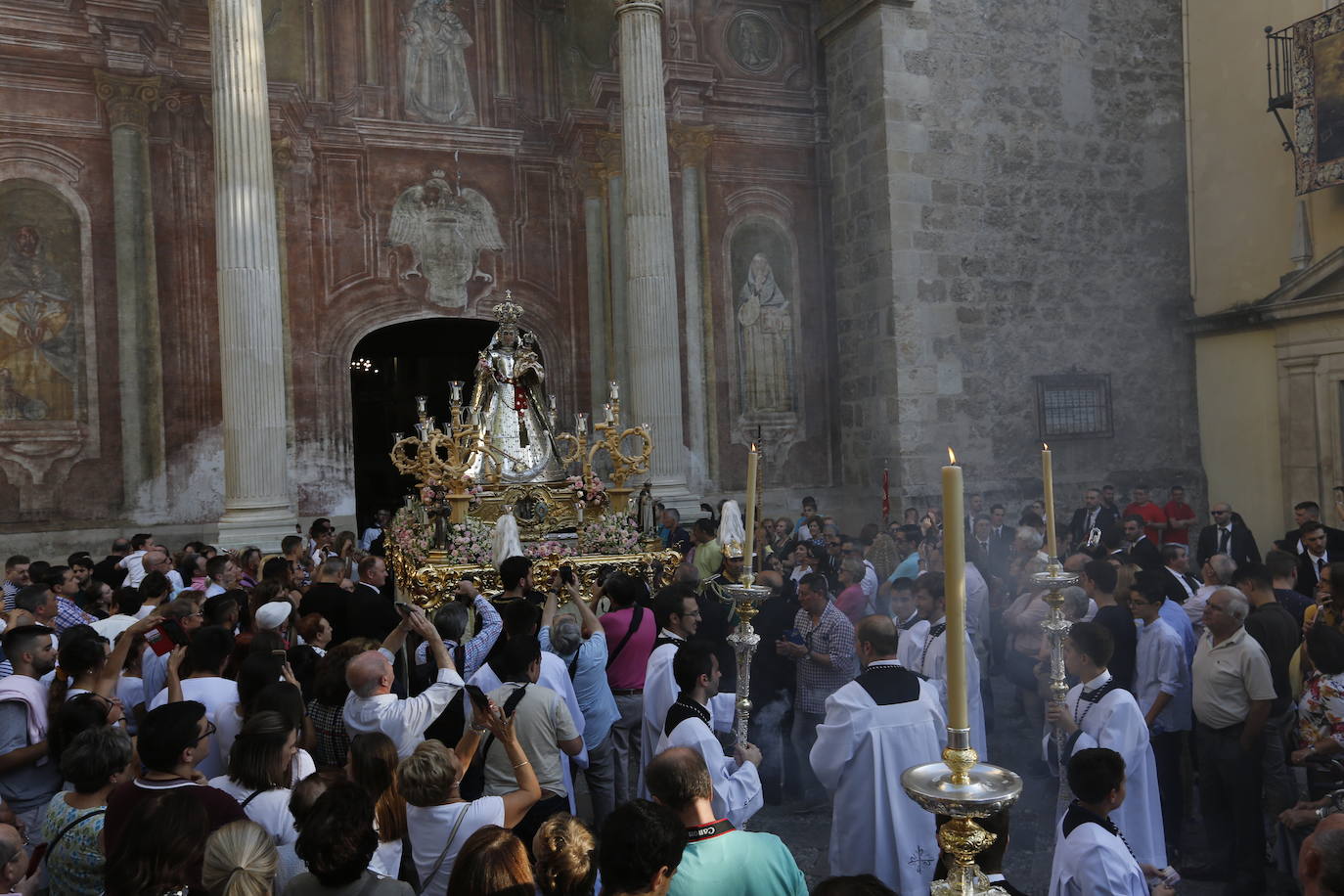 Como es tradicional cada 12 de octubre y coincidiendo con la fiesta de la Hispanidad y Nacional de España, se desarrolla la procesión en la que este año la Virgen no ha llevado manto alguno sino que ha ido con su vestimenta tradicional de plata 