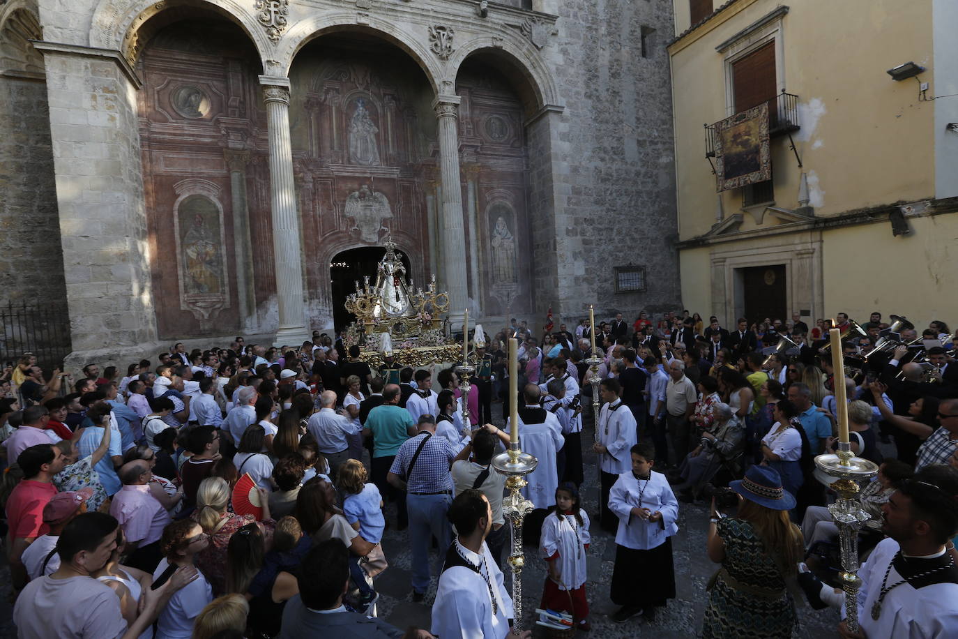 Como es tradicional cada 12 de octubre y coincidiendo con la fiesta de la Hispanidad y Nacional de España, se desarrolla la procesión en la que este año la Virgen no ha llevado manto alguno sino que ha ido con su vestimenta tradicional de plata 