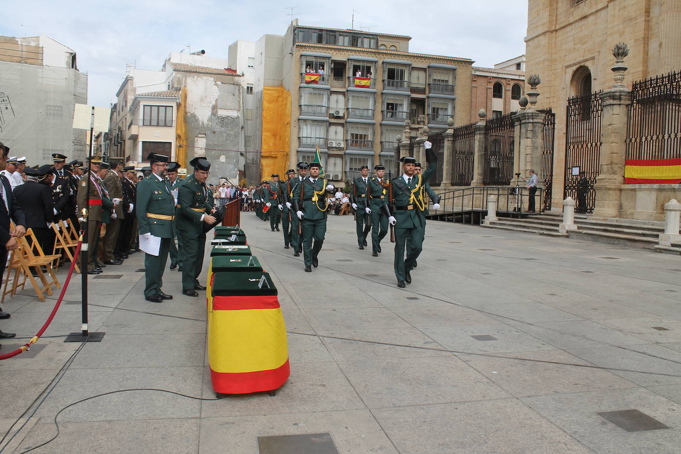 El acto institucional con motivo de la festividad de la Virgen del Pilar ha congregado a decenas de personas en la plaza de Santa María 