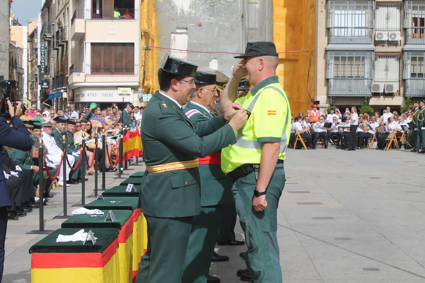 El acto institucional con motivo de la festividad de la Virgen del Pilar ha congregado a decenas de personas en la plaza de Santa María 