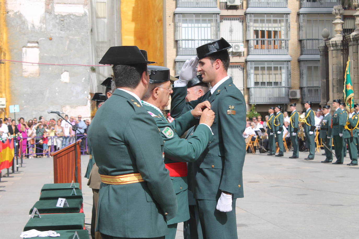 El acto institucional con motivo de la festividad de la Virgen del Pilar ha congregado a decenas de personas en la plaza de Santa María 