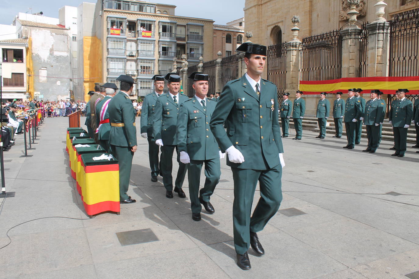 El acto institucional con motivo de la festividad de la Virgen del Pilar ha congregado a decenas de personas en la plaza de Santa María 