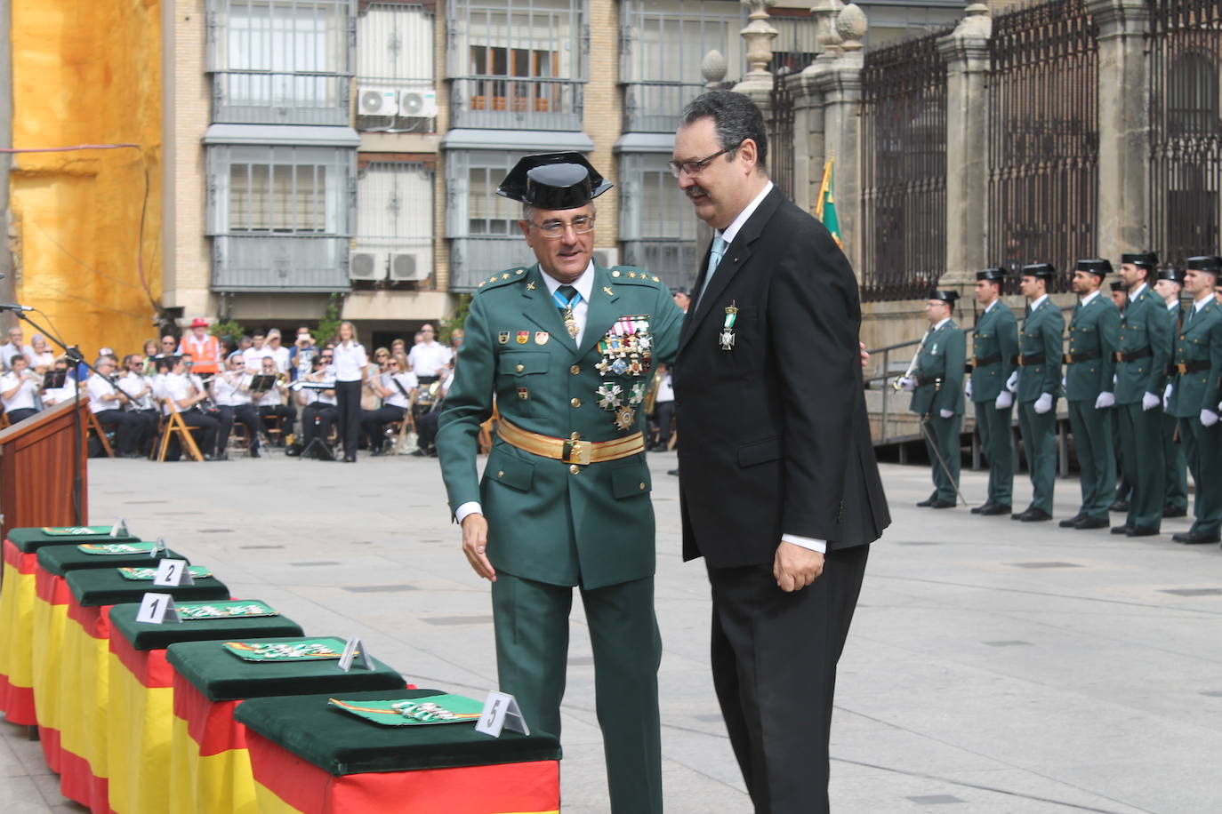 El acto institucional con motivo de la festividad de la Virgen del Pilar ha congregado a decenas de personas en la plaza de Santa María 