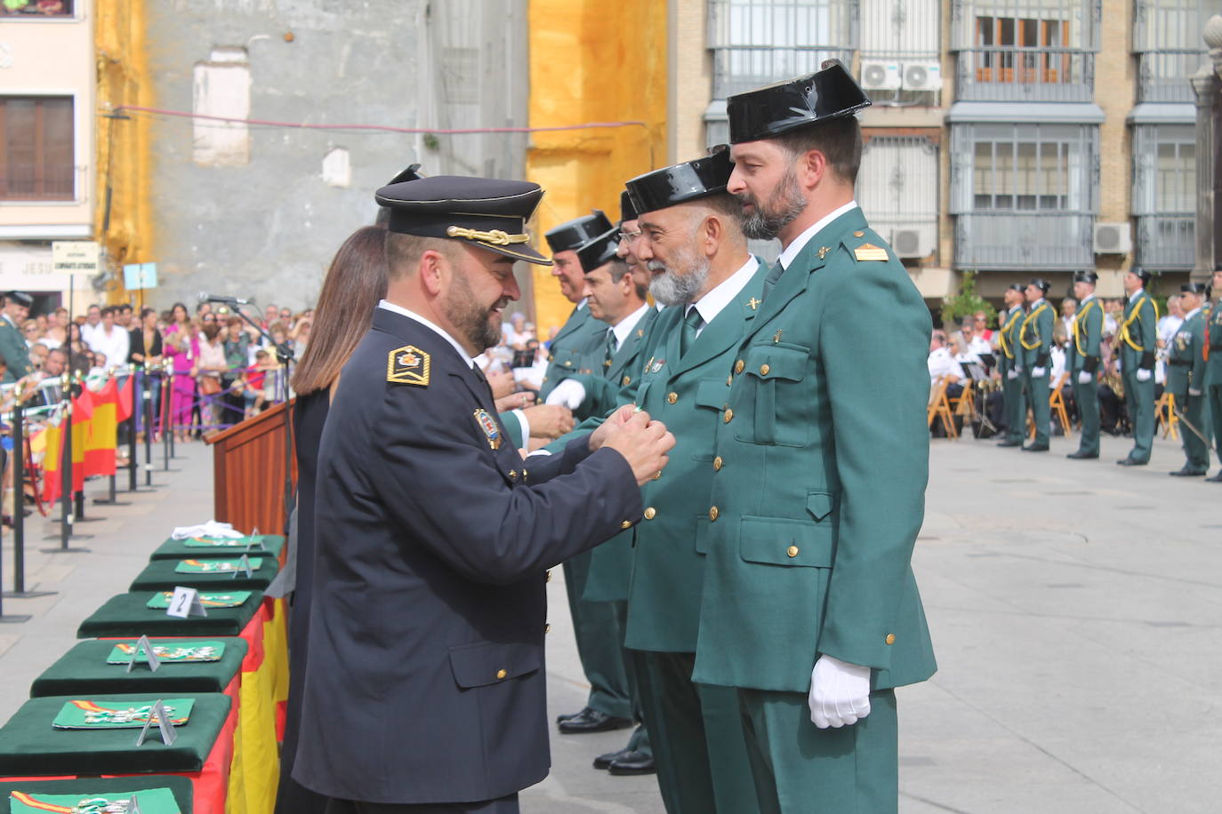 El acto institucional con motivo de la festividad de la Virgen del Pilar ha congregado a decenas de personas en la plaza de Santa María 