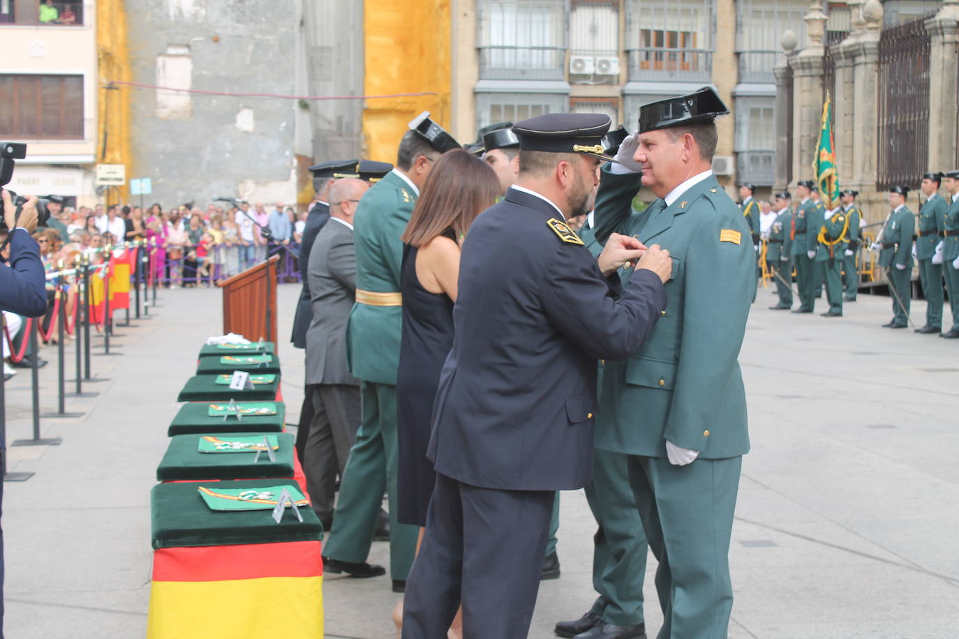 El acto institucional con motivo de la festividad de la Virgen del Pilar ha congregado a decenas de personas en la plaza de Santa María 