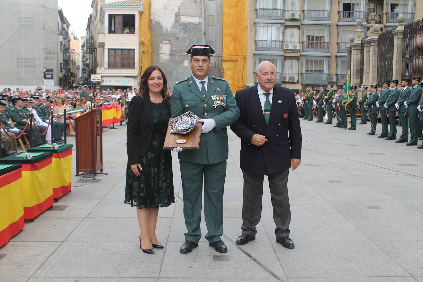 El acto institucional con motivo de la festividad de la Virgen del Pilar ha congregado a decenas de personas en la plaza de Santa María 