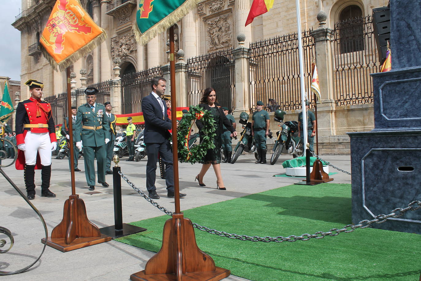 El acto institucional con motivo de la festividad de la Virgen del Pilar ha congregado a decenas de personas en la plaza de Santa María 