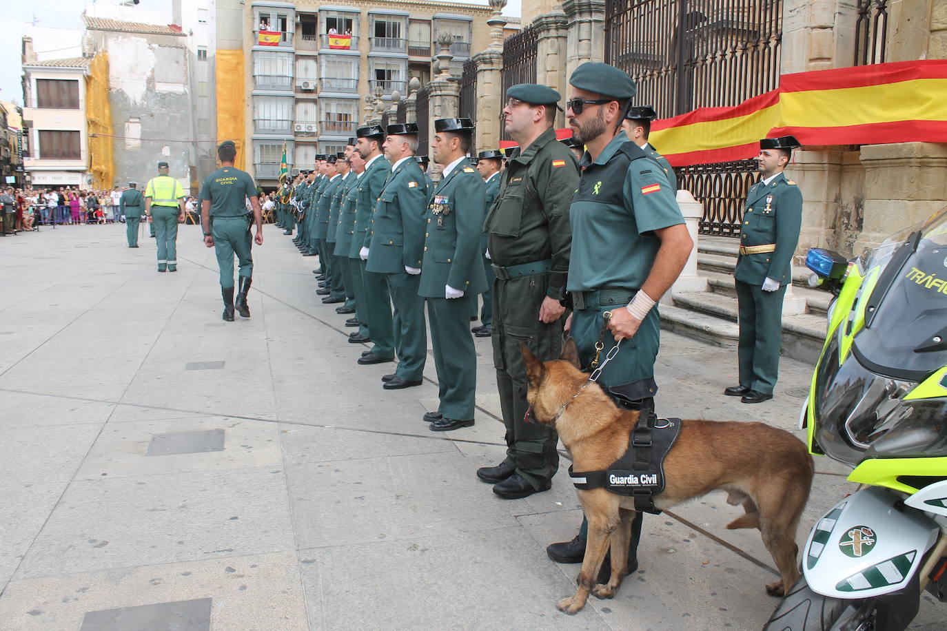 El acto institucional con motivo de la festividad de la Virgen del Pilar ha congregado a decenas de personas en la plaza de Santa María 