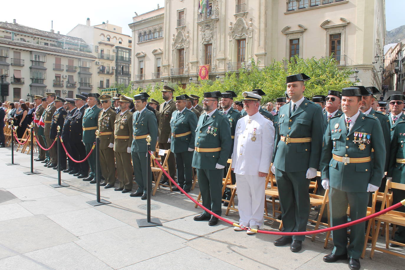 El acto institucional con motivo de la festividad de la Virgen del Pilar ha congregado a decenas de personas en la plaza de Santa María 