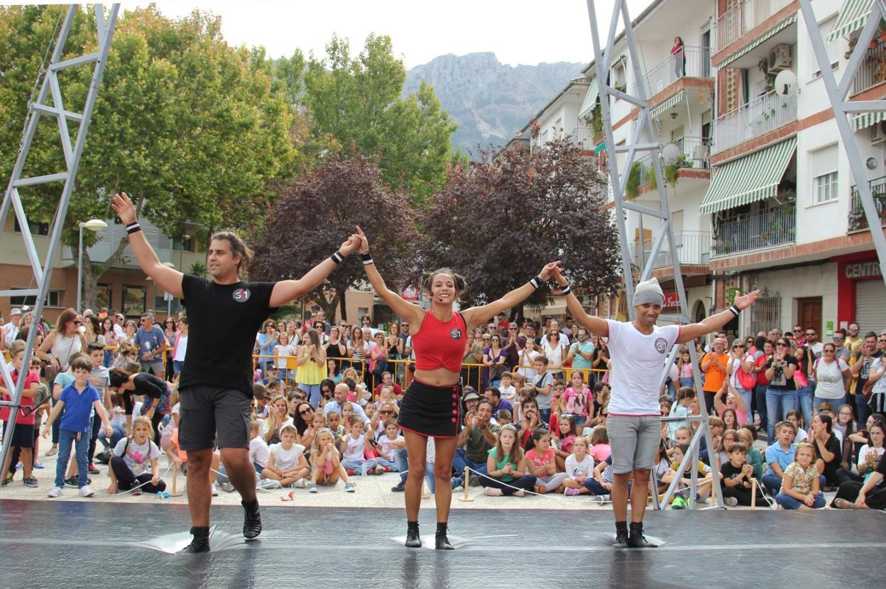Miembros de la compañía 'A la circo' reciben el aplauso de los asistentes a su puesta en escena en la plaza Andalucía de Cazorla.